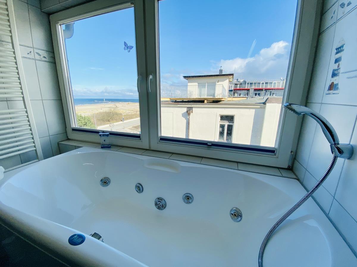 Sauna mit Holzbank, runden Fenster und Eimer
