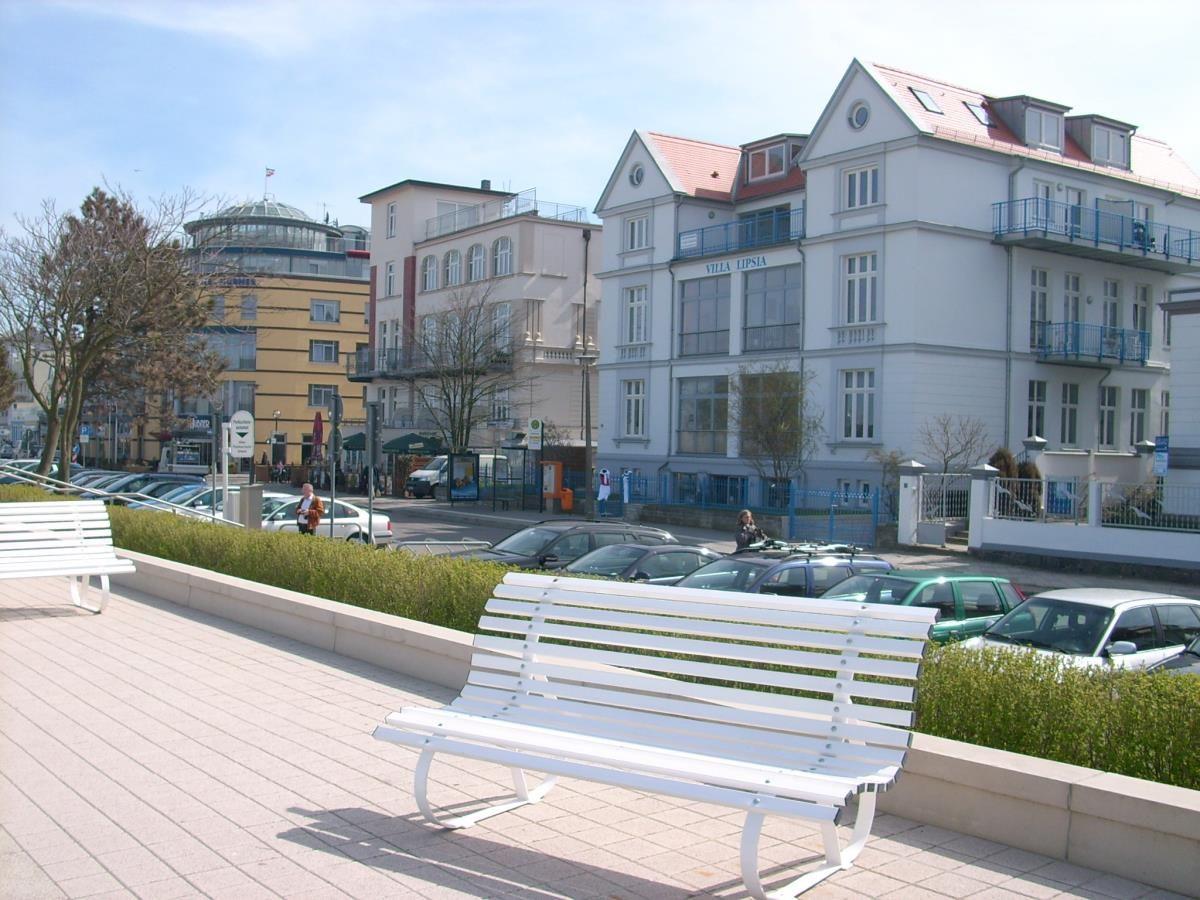 Dieses Ferienhaus hat zwei Schlafzimmer, eine Küche, ein Bad und einen Gartenbereich.