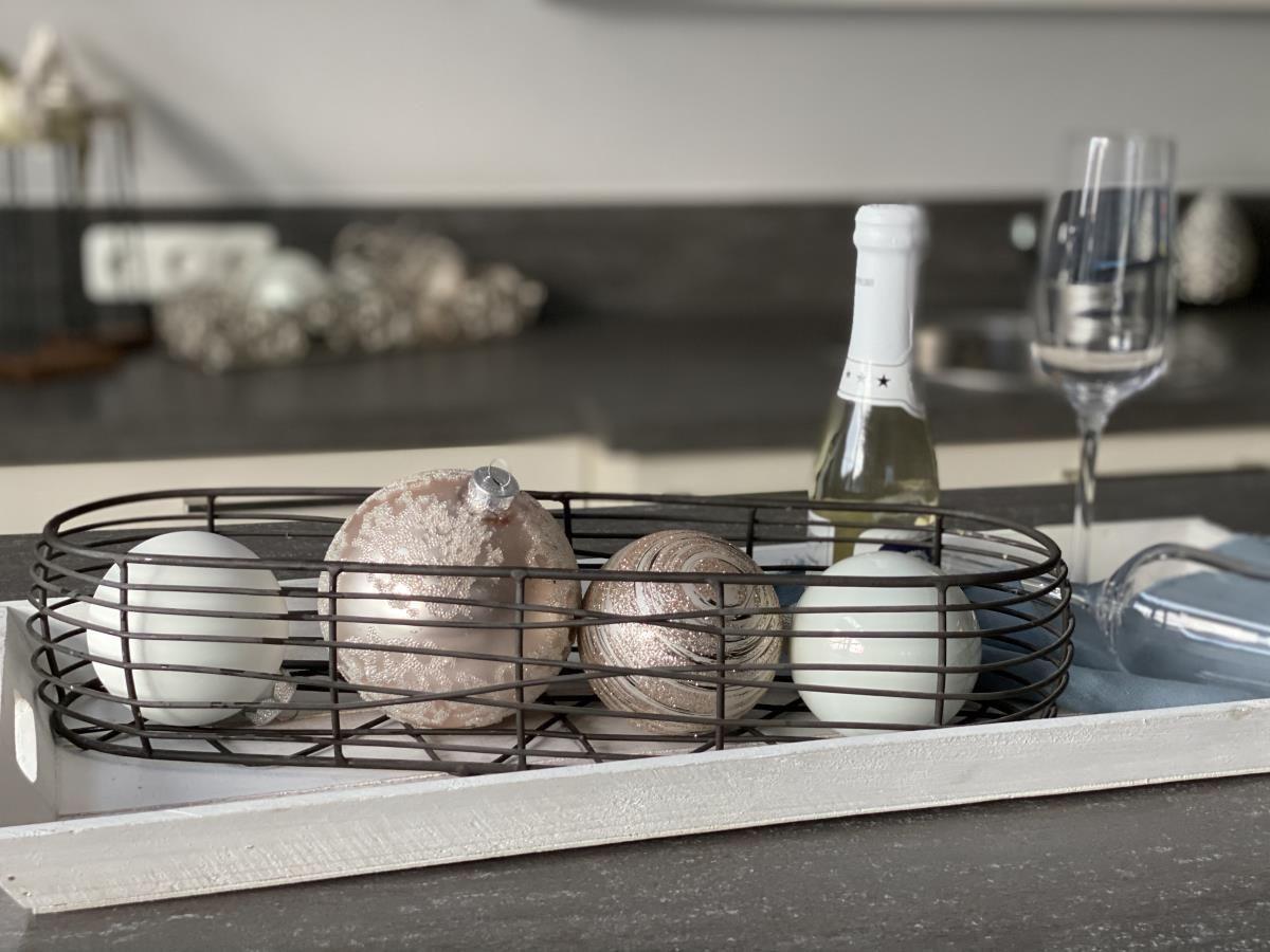 Badezimmer mit Waschbecken, Toilette und Dusche unter Dachschräge
