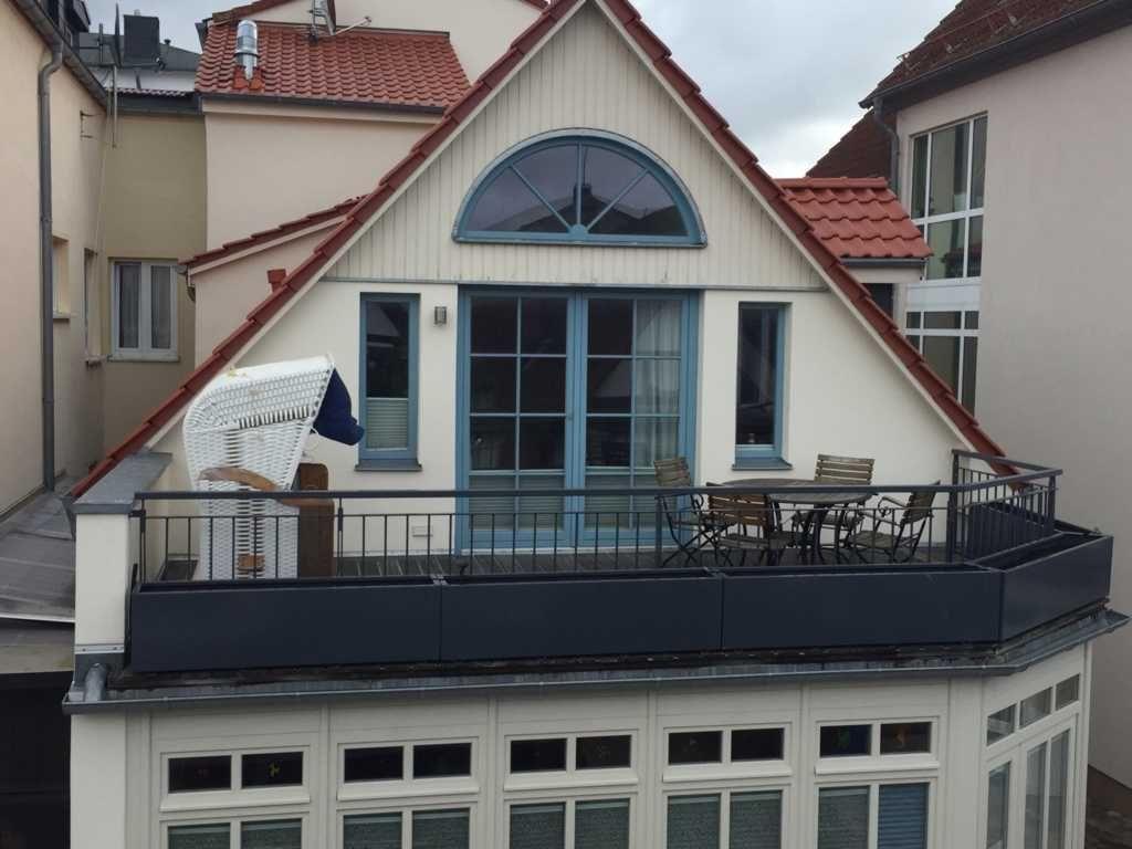 Ein Stück Kuchen mit zwei Gläsern Champagner auf einer Terrasse.