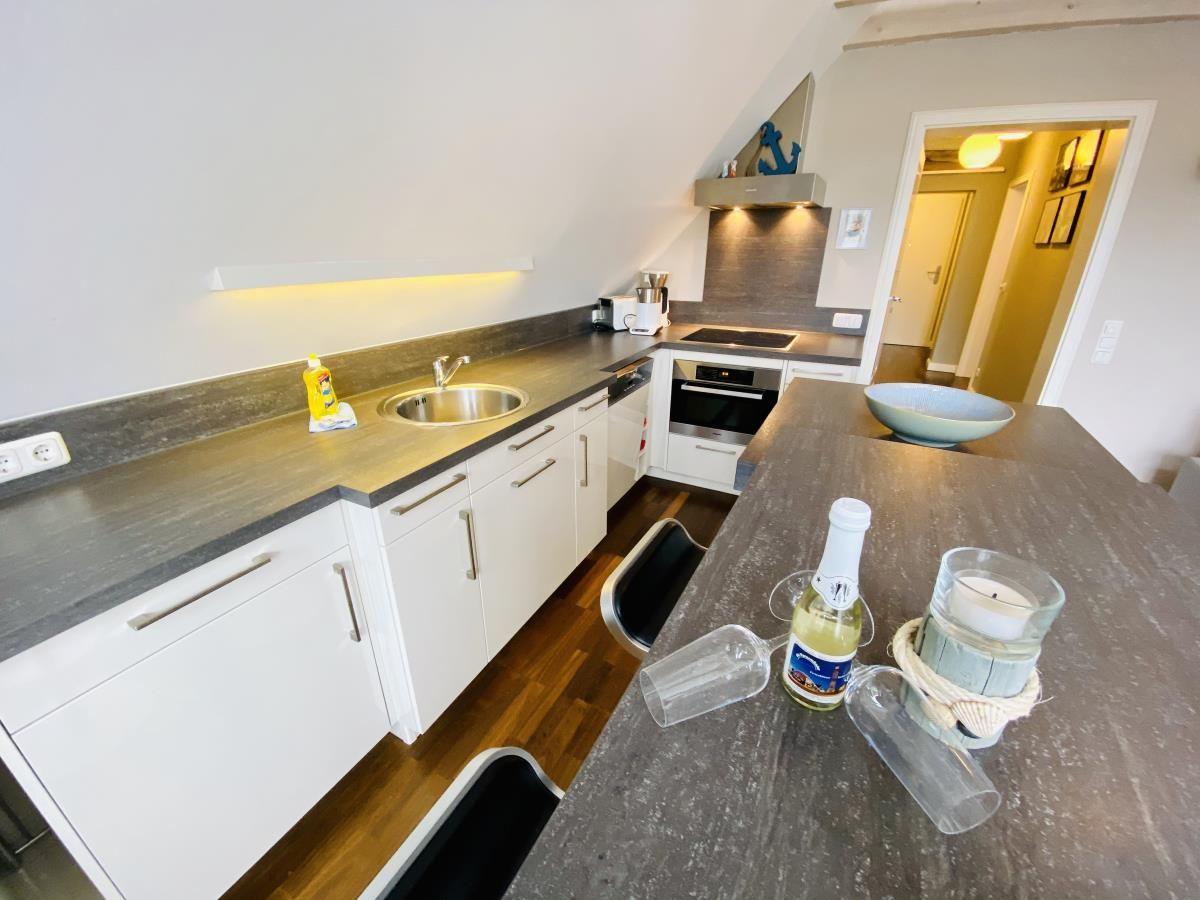 Schlafzimmer mit Bett, Kleiderschrank und Fenster