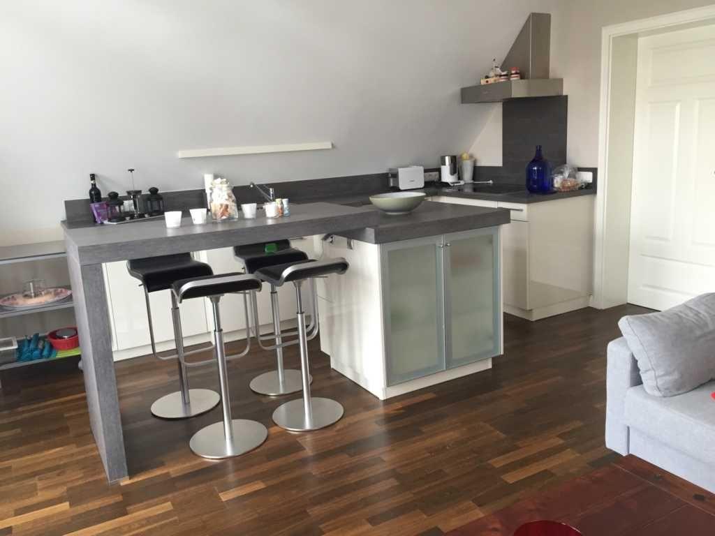 Schlafzimmer mit Doppelbett, Holzmöbeln und Wandbildern.