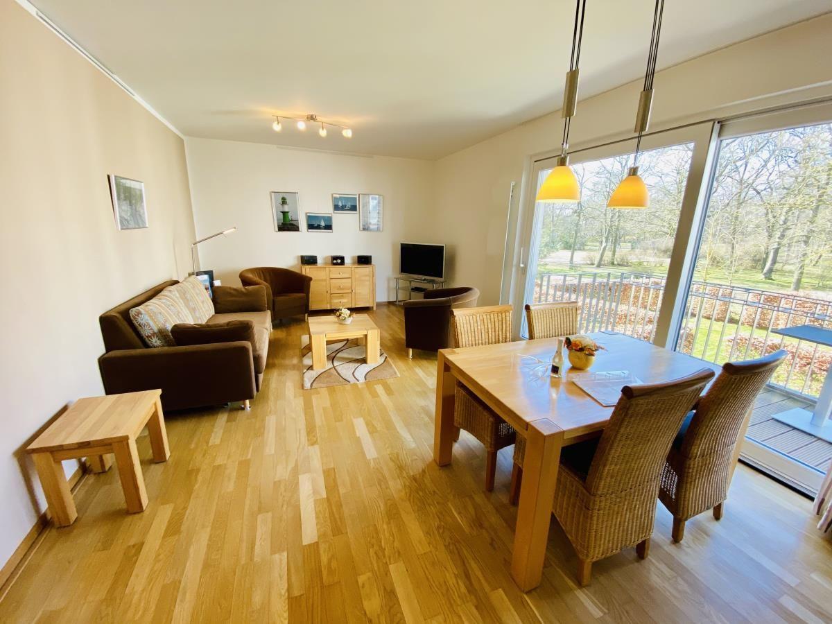 Halle mit Holzboden, Schrank, Spiegel und Tür