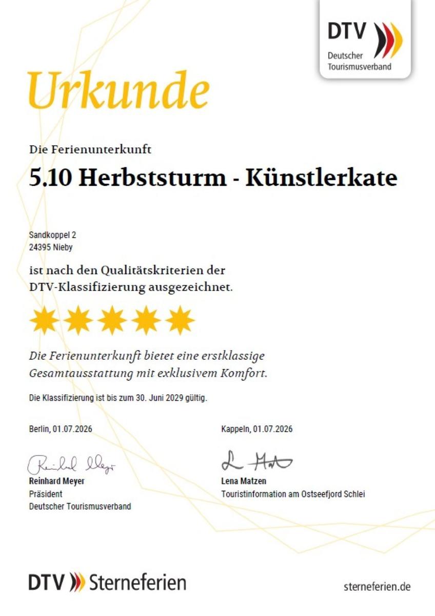 Sauna mit Holzbank und Eimer mit Löffel