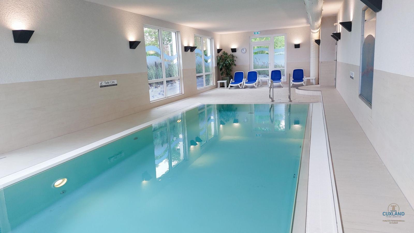 Doppelgeschossiges Ferienhaus mit Wohnbereich, Schlafzimmer und Terrasse.