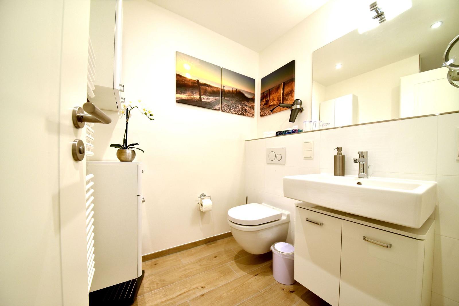 Sauna mit Holzbank und Steinkachel