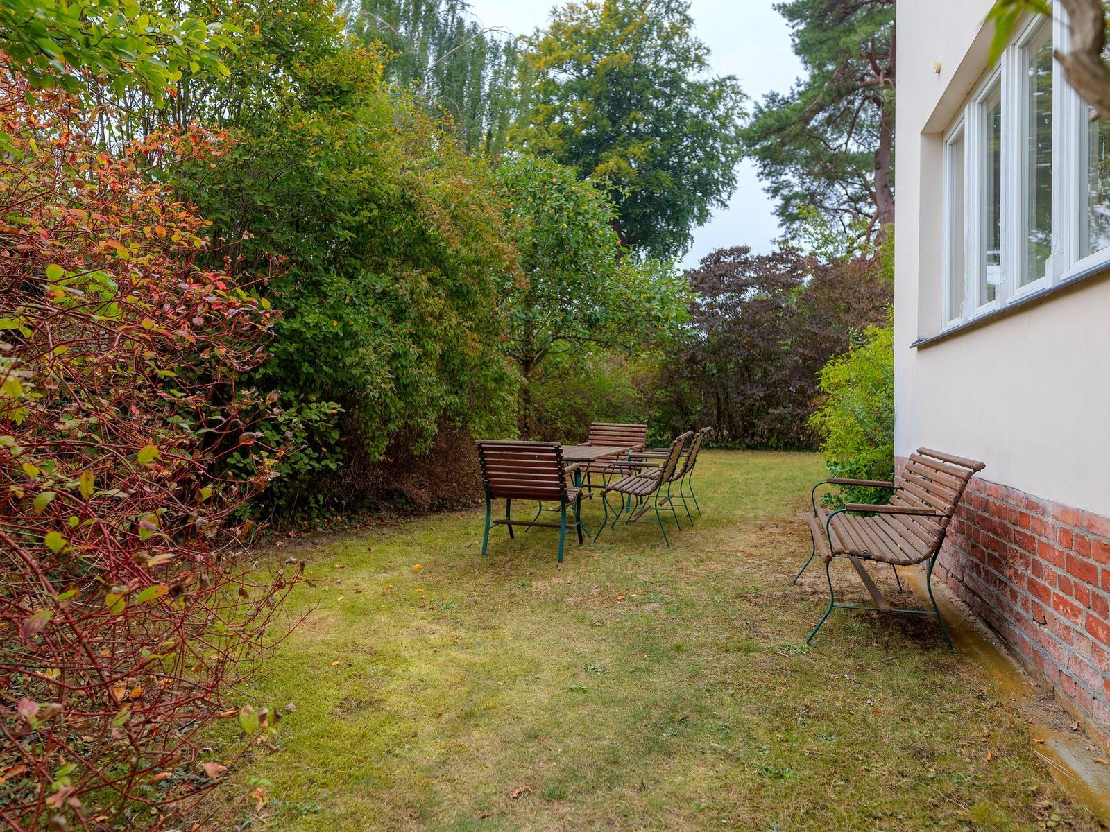 Wohnung 6 mit eigenem Bad, Flur und Wohnung 7 darüber.