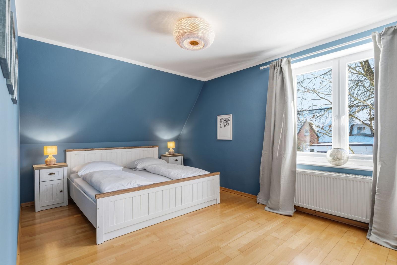 Wohnung mit Küche, Schlafzimmer, Bad und Terrasse. Eingang, Flur und Wohnbereich.