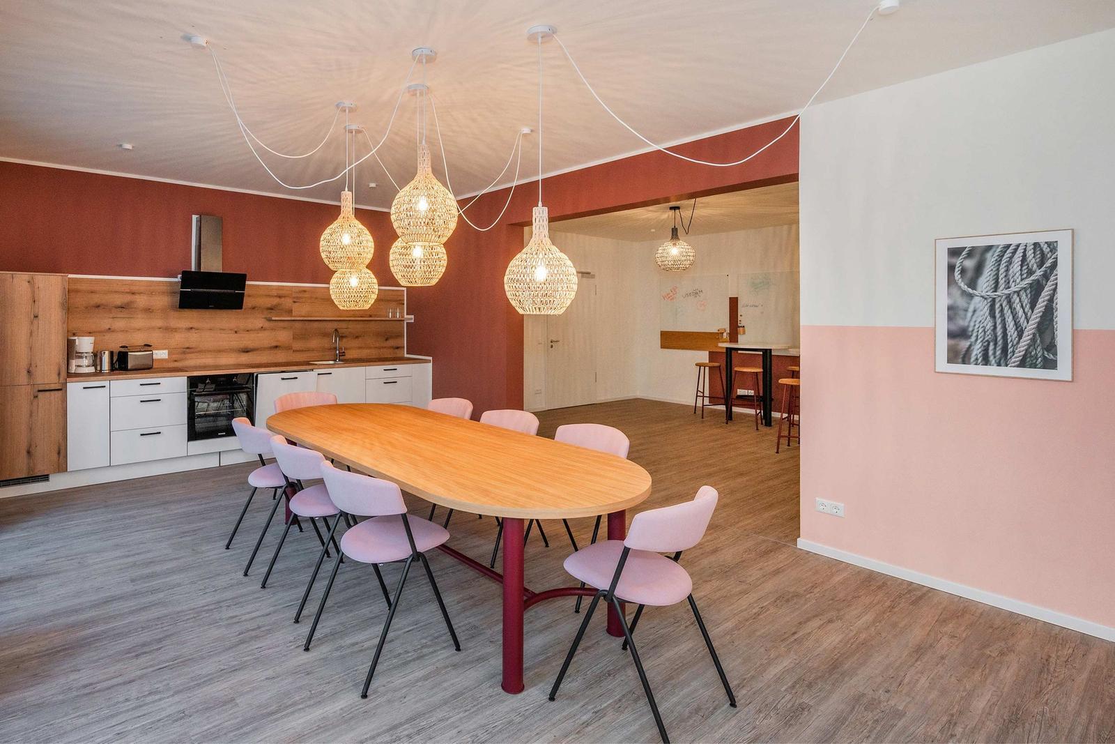 Kinderzimmer mit Kletterwand und bunten Kissenstrukturen.
