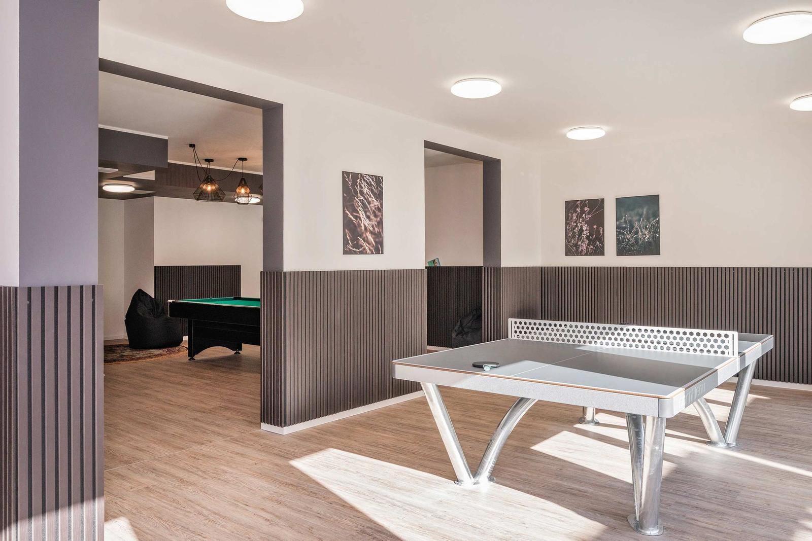 Fitnessraum mit Hanteln, Bank und Fenster