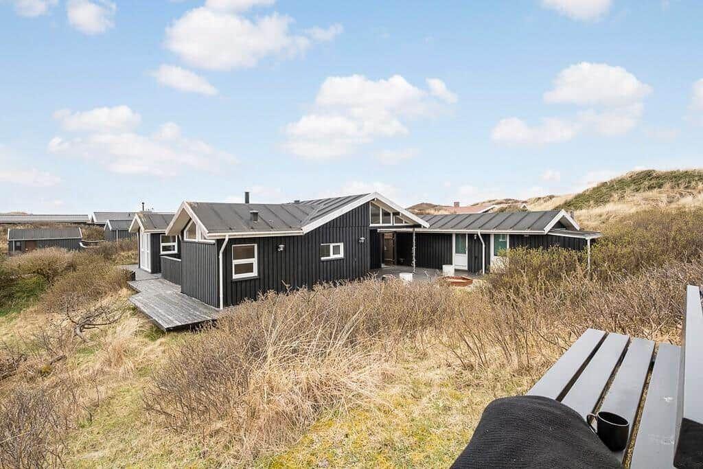 Die Wohnung hat zwei Schlafzimmer, eine Küche, ein Bad und eine Garage.