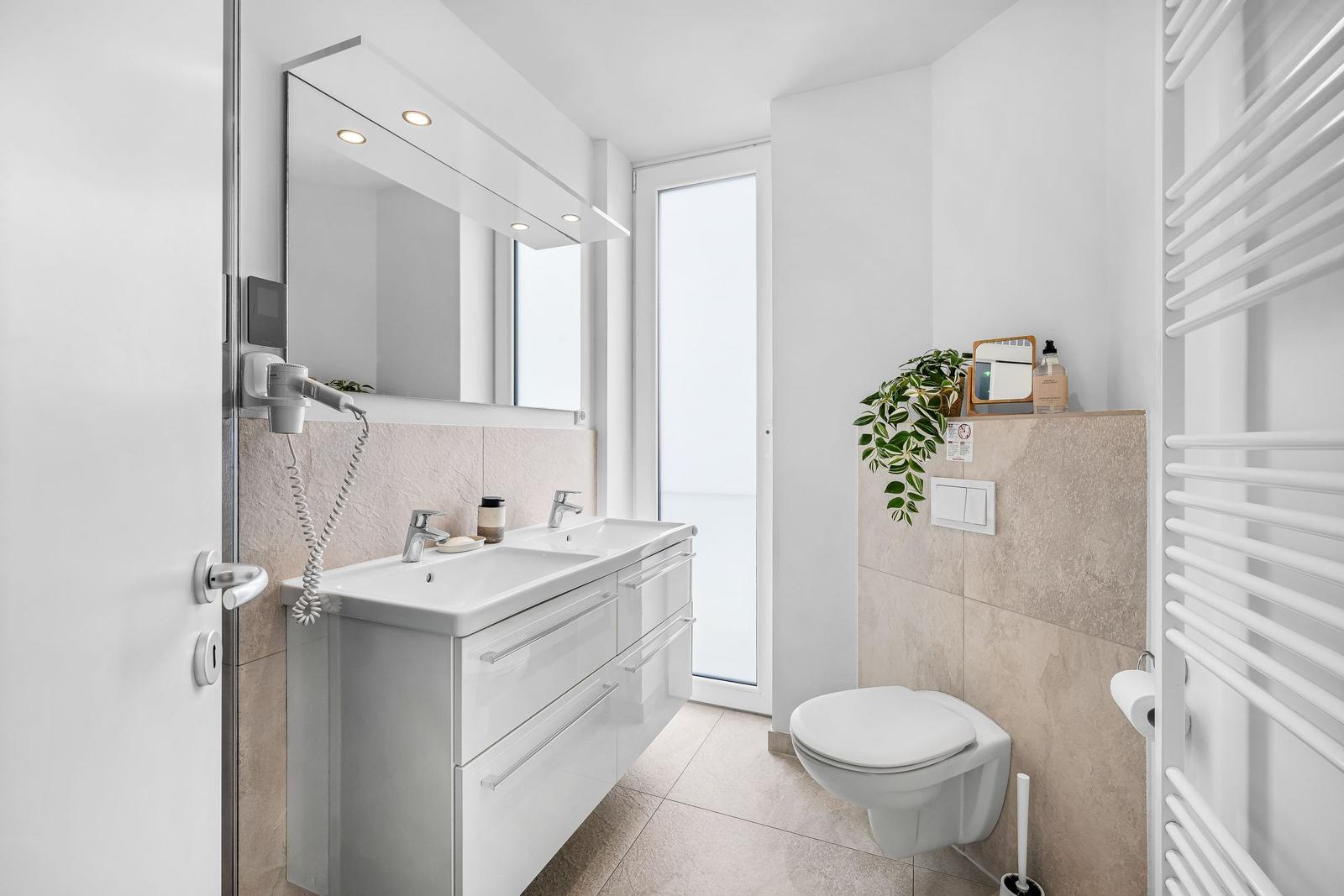 Wohnung mit Wohnen/Essen/Kochen, zwei Schlafzimmern, Bad, Diele und Balkon.