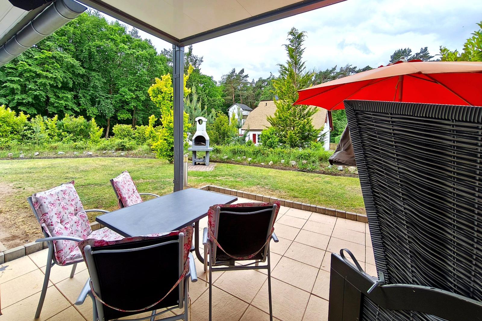 Wunderschön bepflanzte Grünanlage mit farbenfrohen Blumen am Ferienhaus