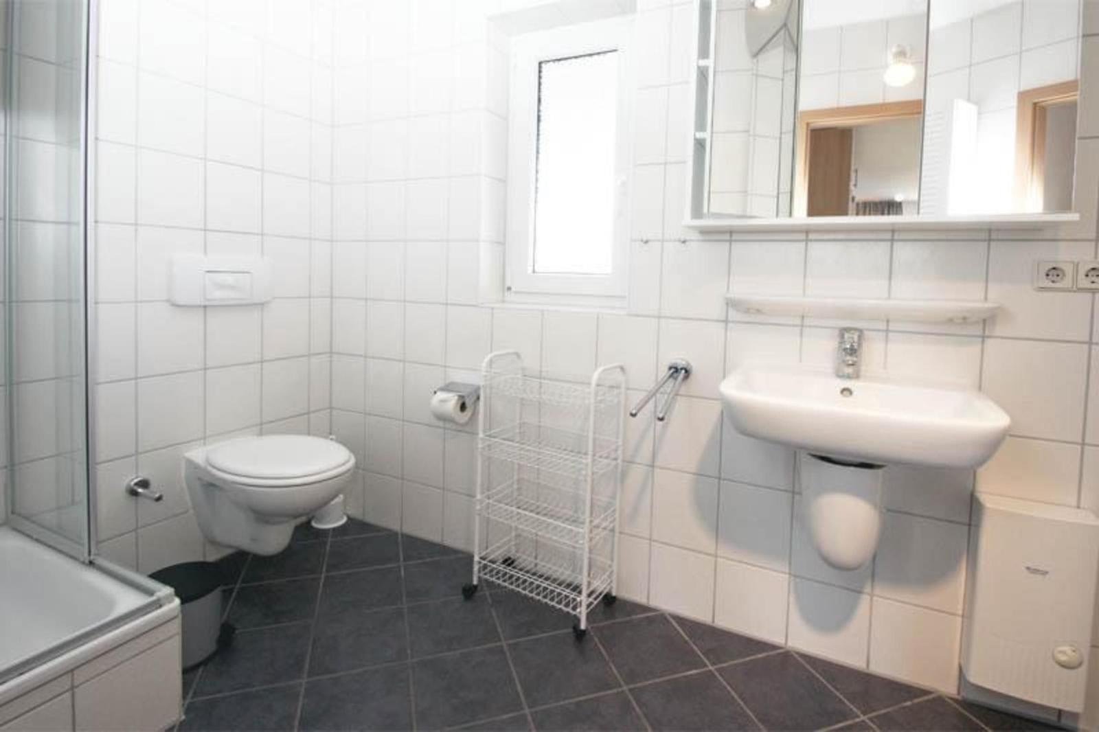 Zwei Einzelbetten mit blauen Bettwäschen, Nachttisch und Kleiderschrank.