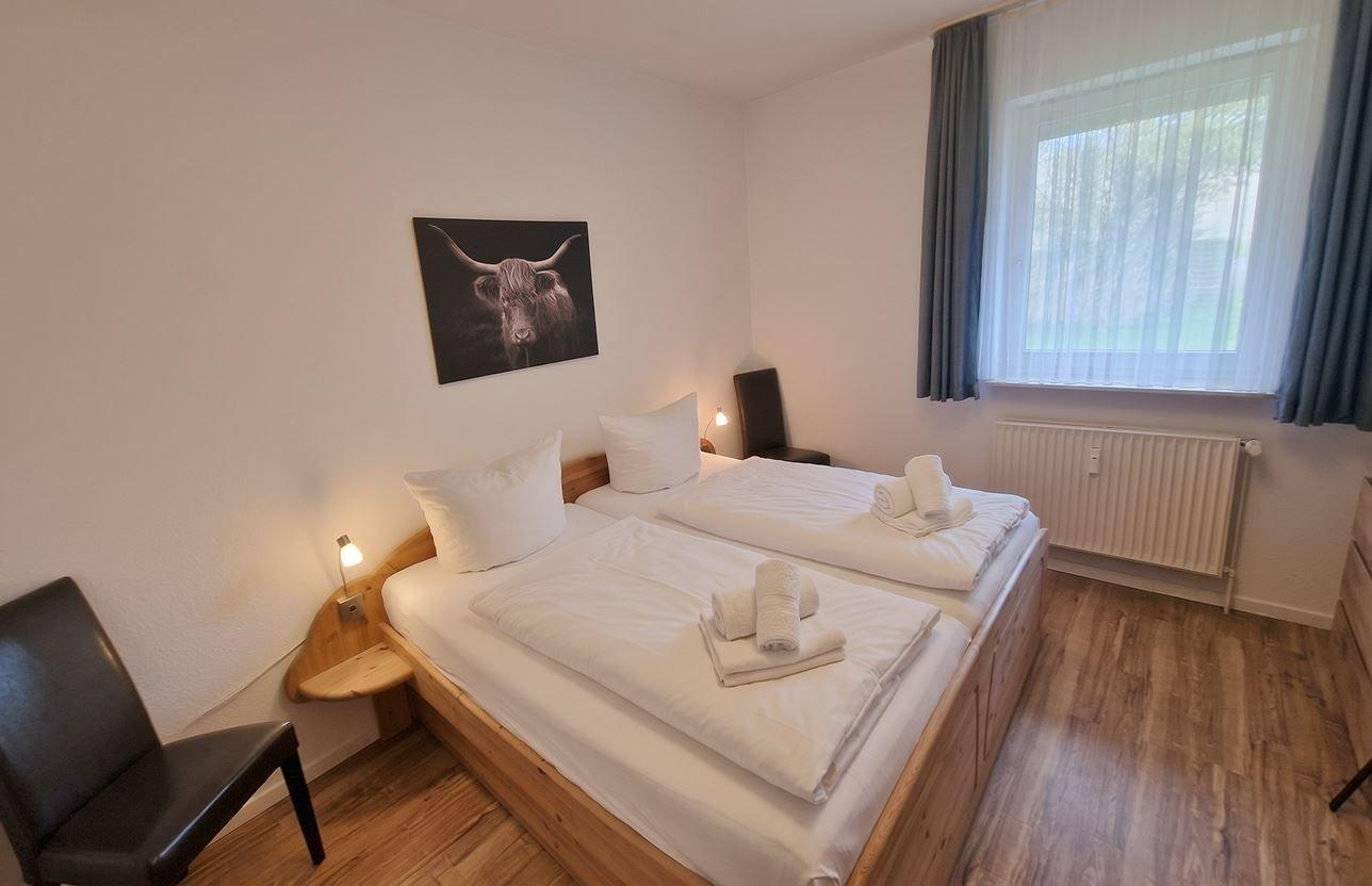 Schlafzimmer mit Doppelbett...