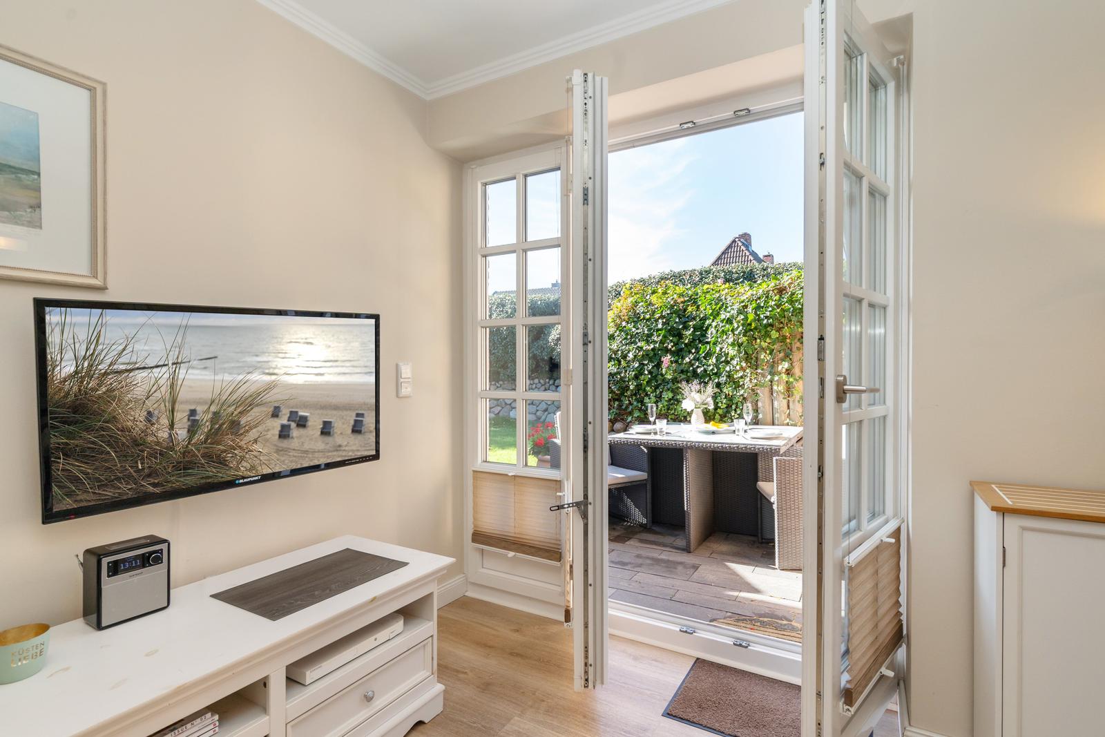 Wohnzimmer mit Zugang zur Terrasse