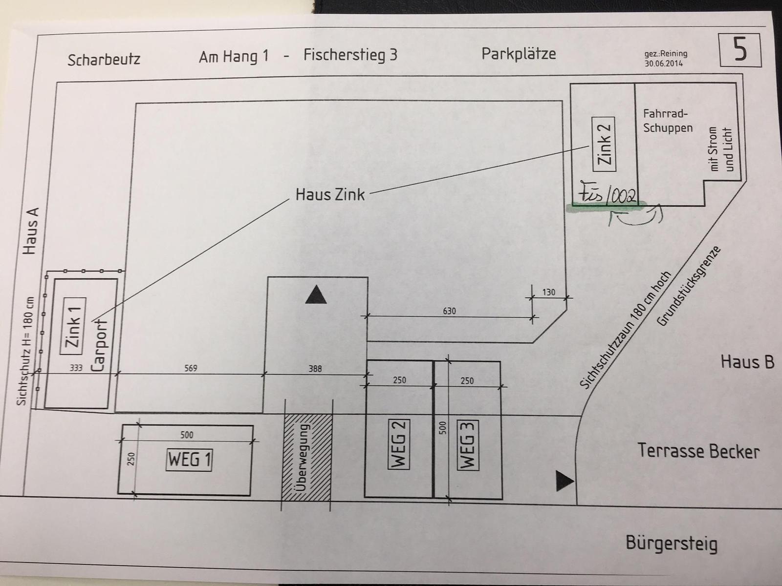 Meerfront mit Gehweg, Laternen und Bäumen bei Dämmerung.