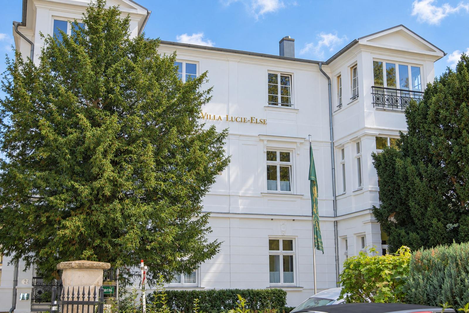 3-Zimmer-Apartment mit Balkon, Küche und Bad. Orientierungskompass im Bild.