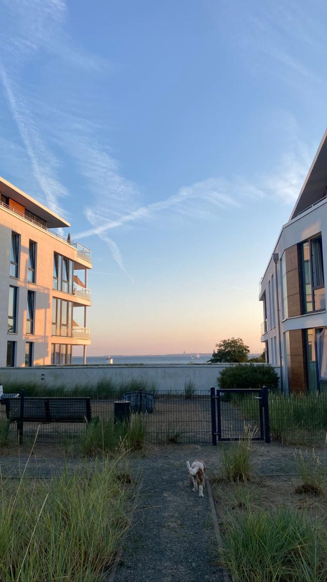 Dieses Haus hat zwei Schlafzimmer, zwei Bäder, Küche, Wohnbereich und Terrasse.