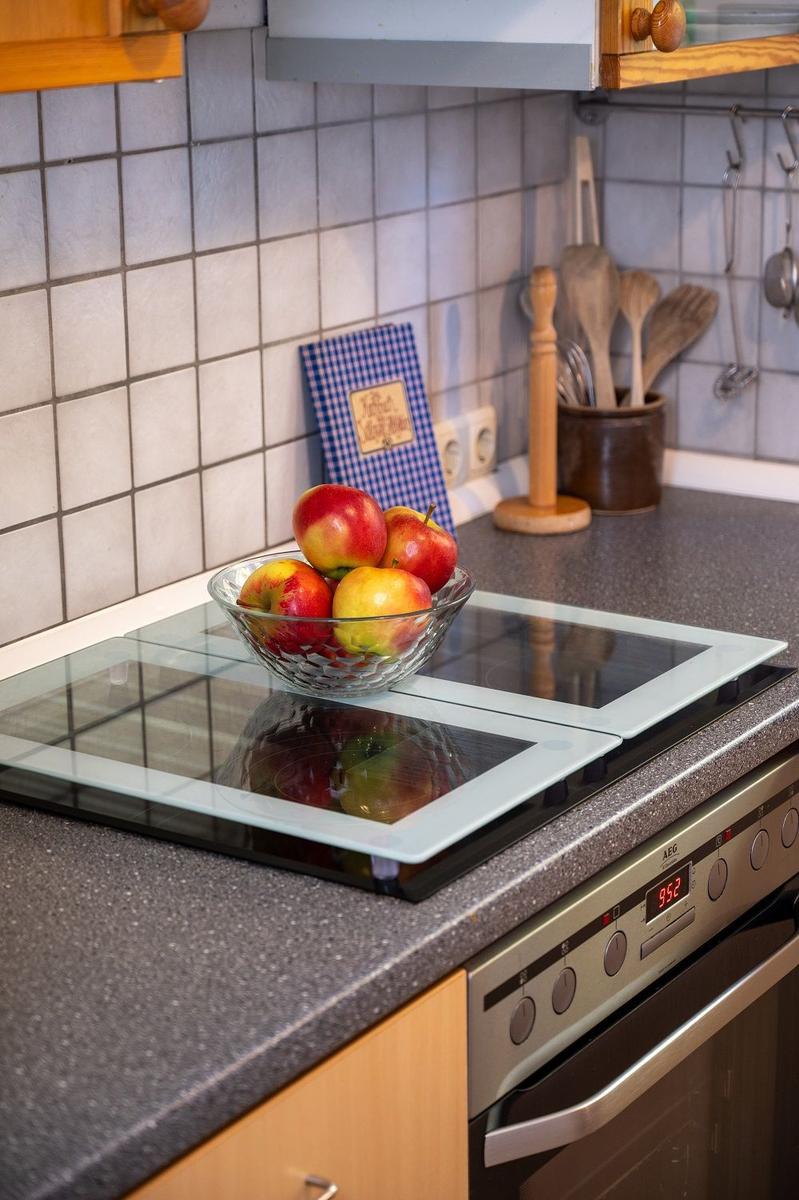 Schlafzimmer mit Doppelbett, Holzmöbeln und roten Vorhängen an Fenster