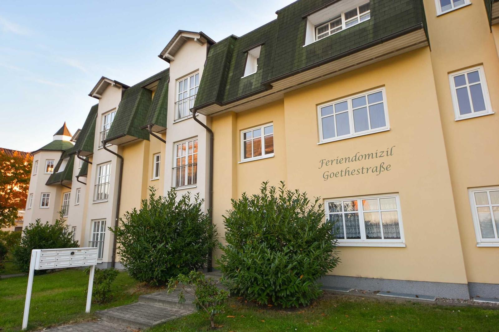 Wohnung mit Schlafzimmer, Küche, Bad und Wohnbereich mit Sofa und Esstisch.