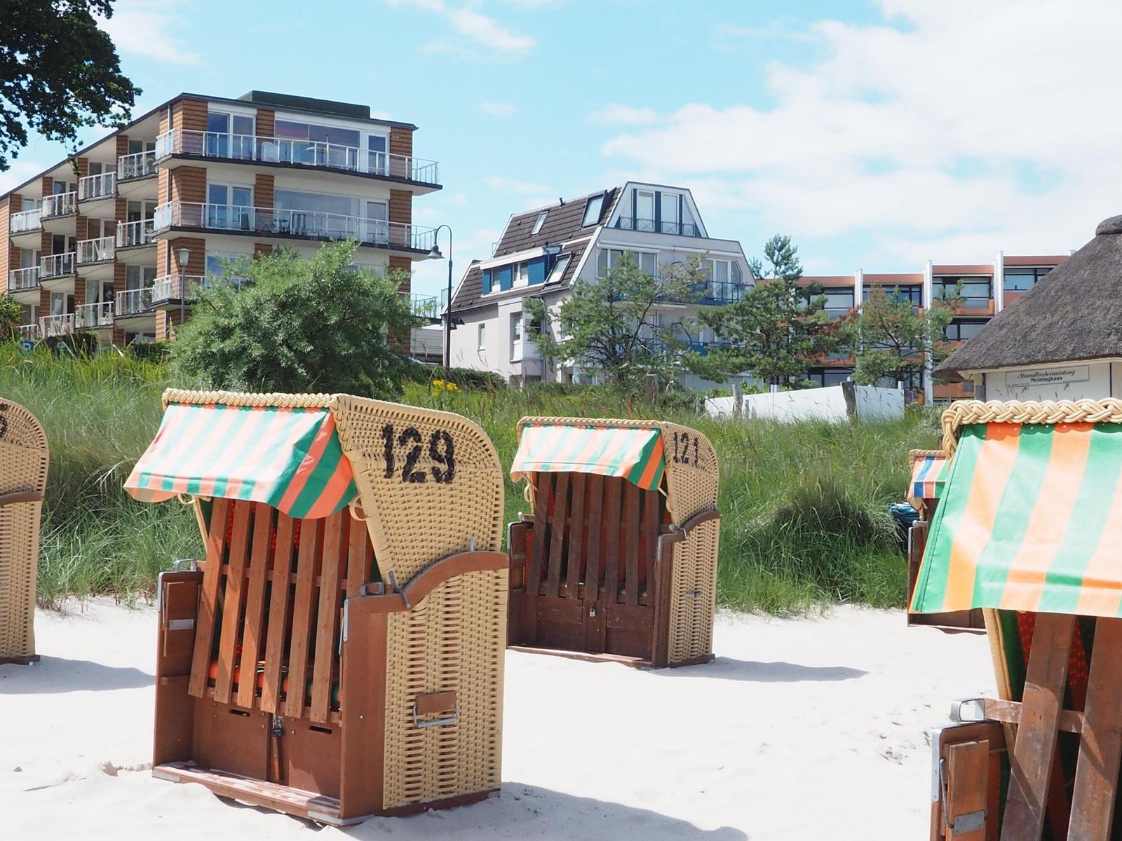 Wohnung mit Wohnbereich, Küche, Schlafzimmer, Bad und Balkon. Flächenangaben inklusive.