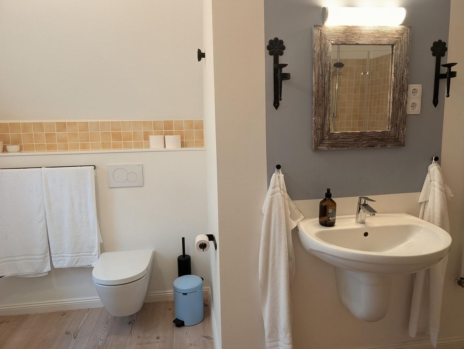 Erdgeschoss mit Wohnzimmer, Küche, Gästebad und Gästezimmer.