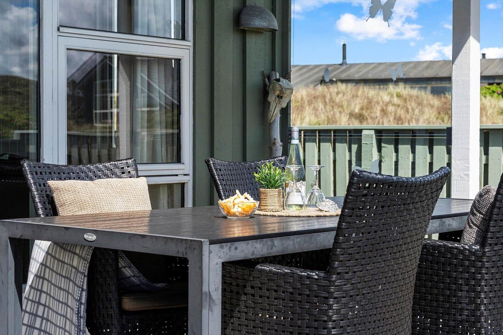 Küche mit hellen Schränken, Holzoberflächen und Fenster mit Blick draußen.