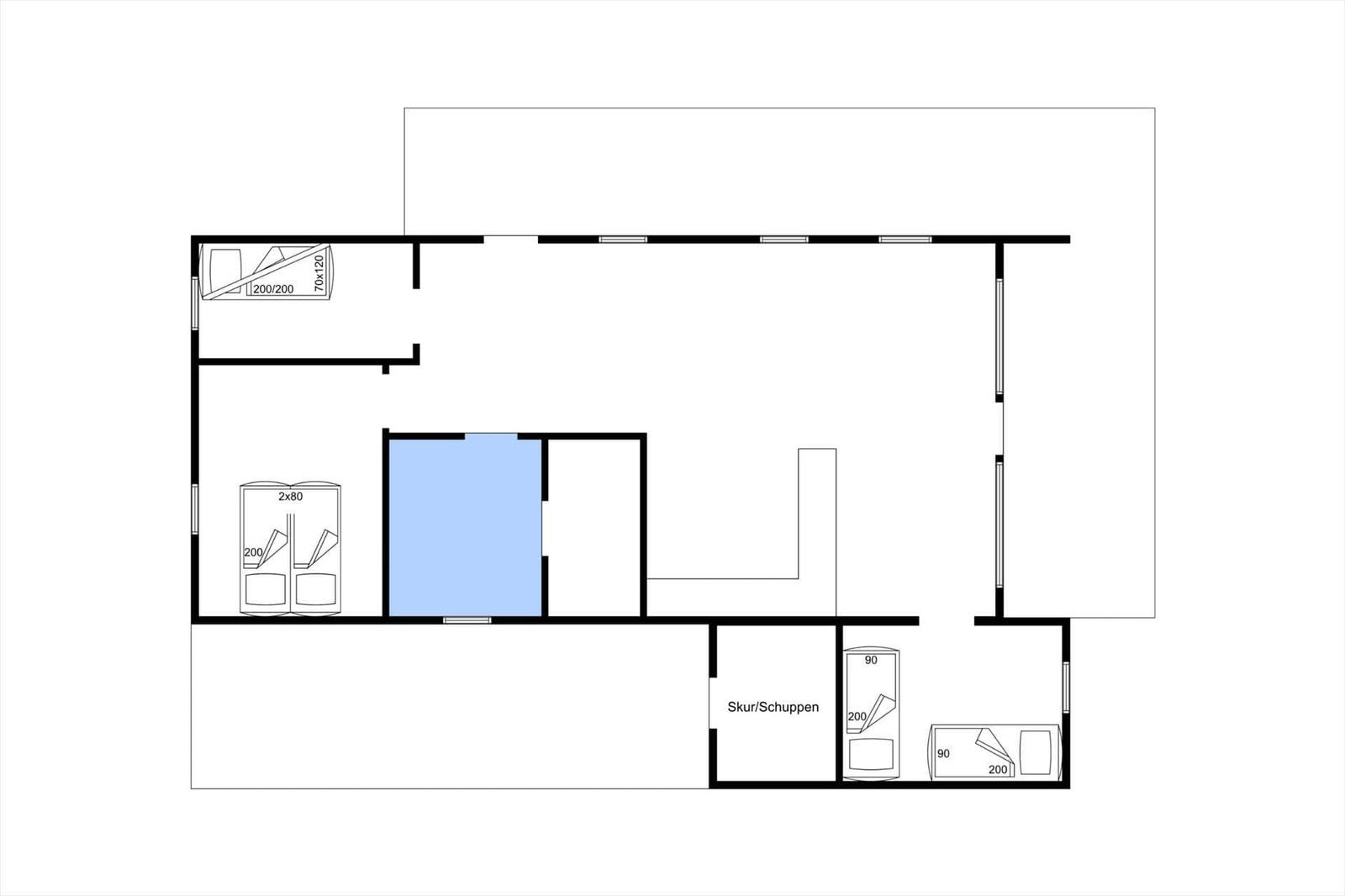 Schlafzimmer mit Bett, Spiegel und Fenster. Weiße Wände und Tür.