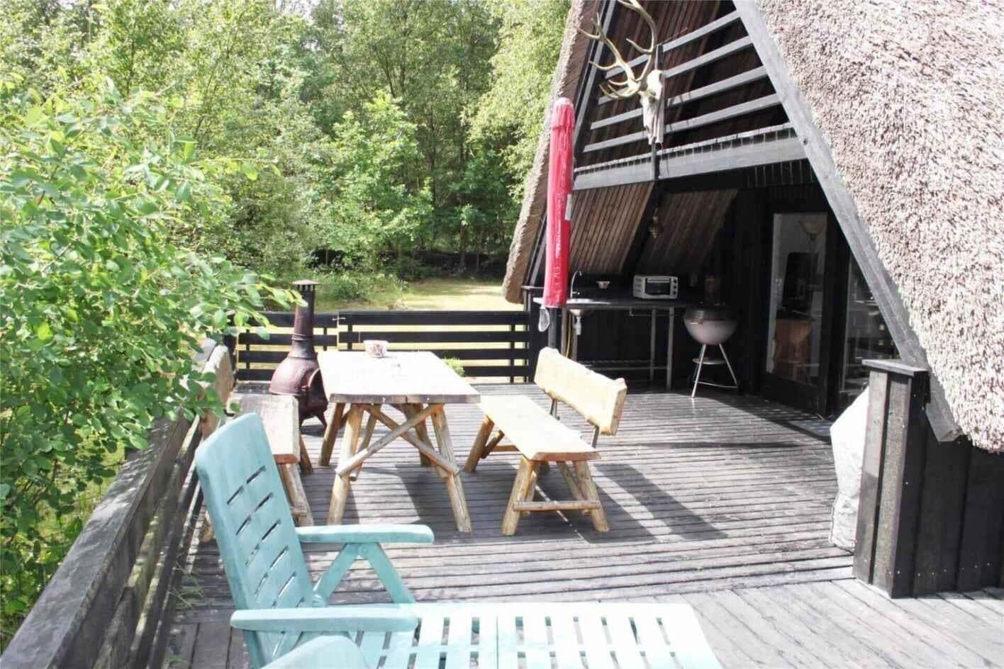 Zwei Schlafzimmer, Küche und Bad mit Dusche und Toilette.