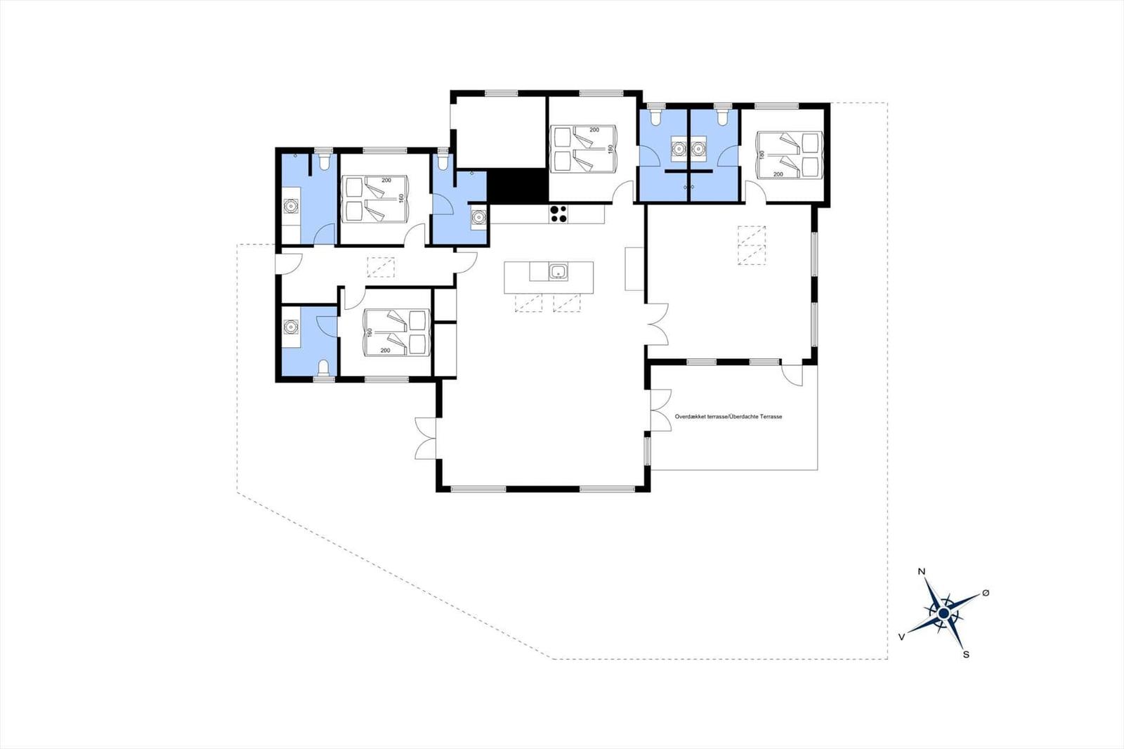 Die Wohnung hat drei Schlafzimmer, eine Küche und eine überdachte Terrasse.