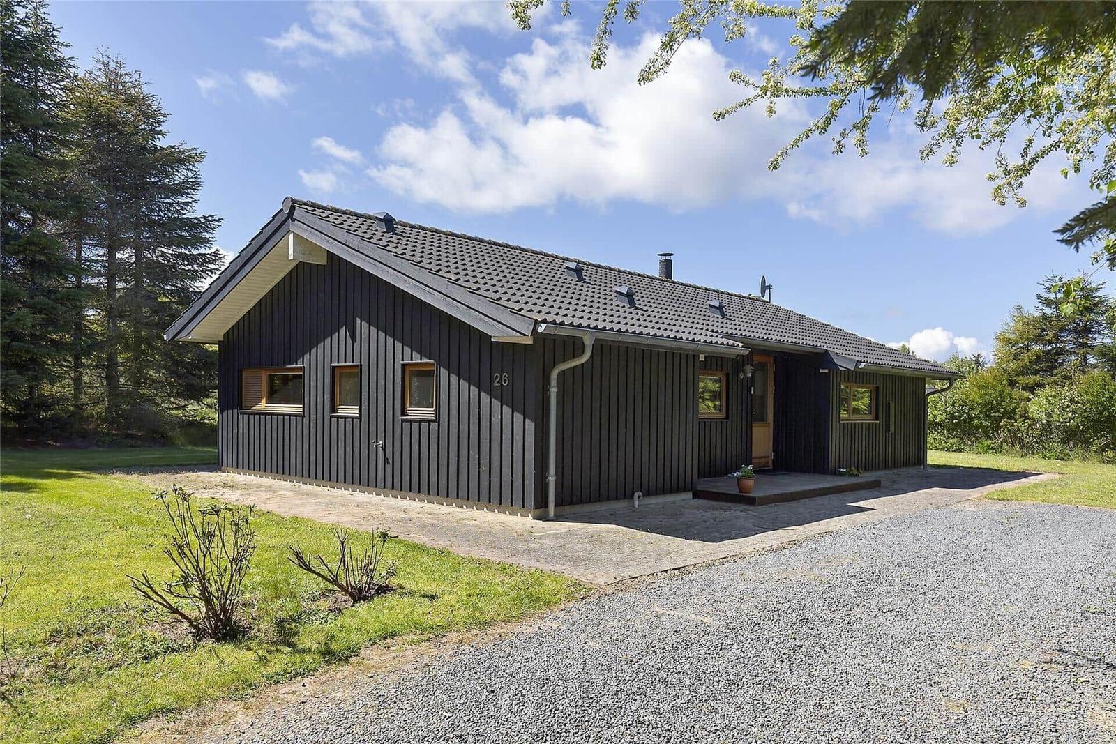 Badezimmer mit Waschmaschine, Spiegel und Toilette. Holzwand und Fliesenboden.