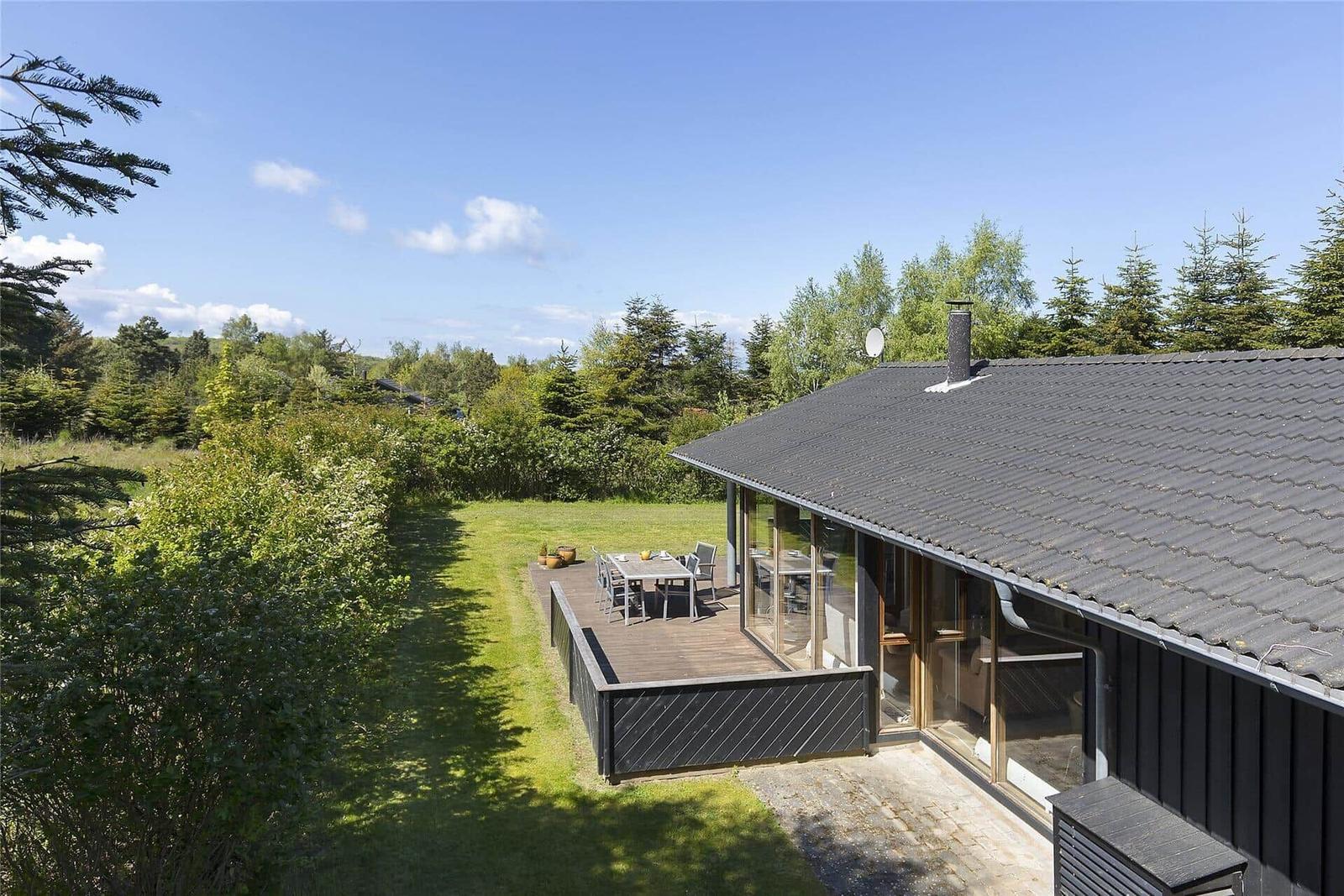 Badezimmer mit Toilette, Waschbecken und Fenster