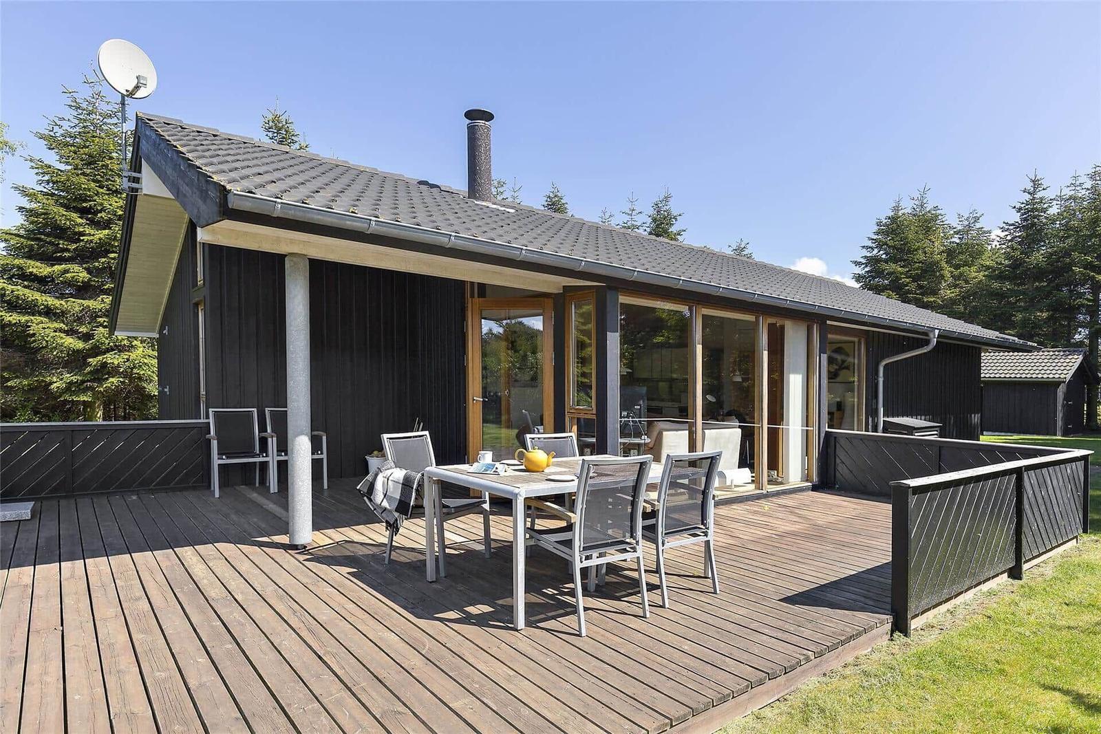 Holzsauna mit Bank und Heizung. Wandbeleuchtung sorgt für angenehmes Ambiente.