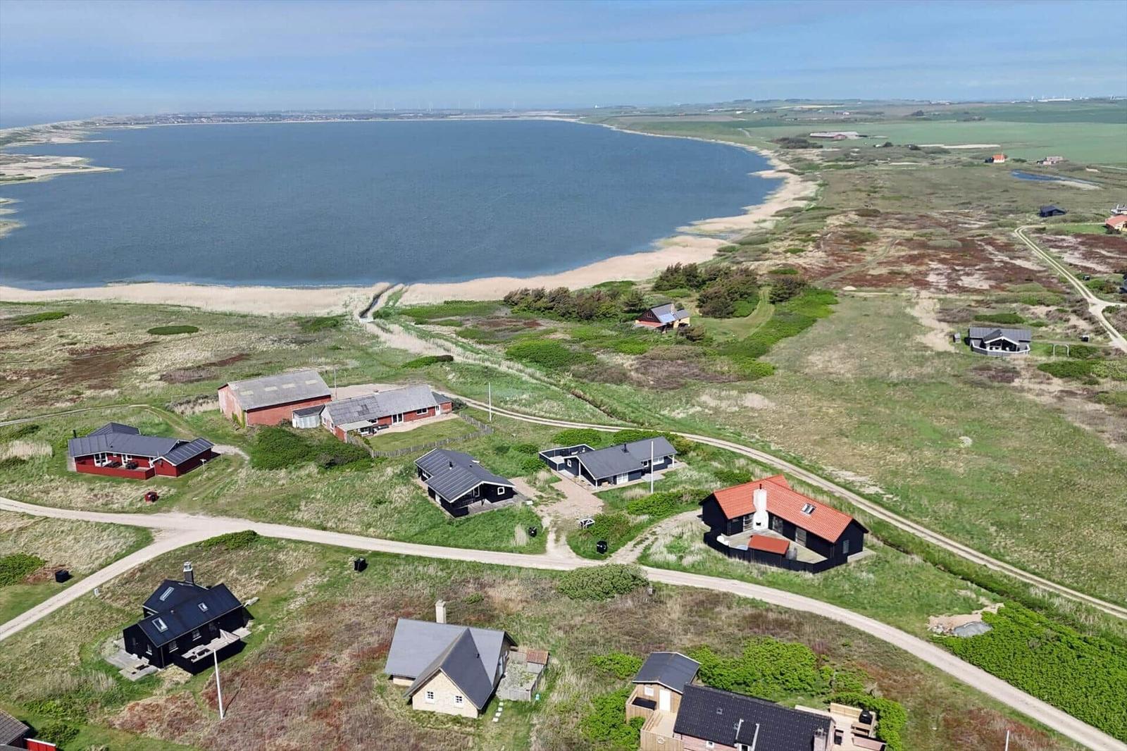 Aeriale Aufnahme von Ferienhäusern an Strand und See