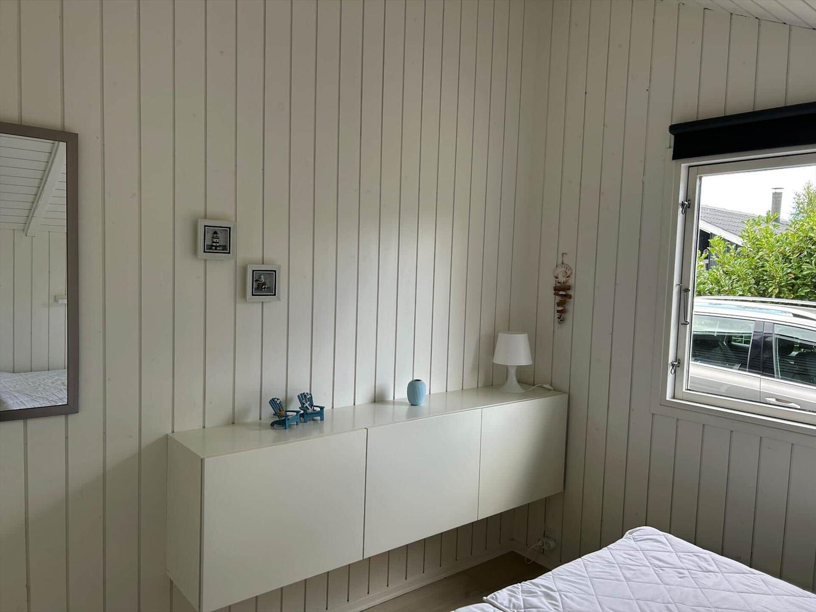 Apartment with kitchen, bedrooms, bathroom, and living area. Orientation with compass.