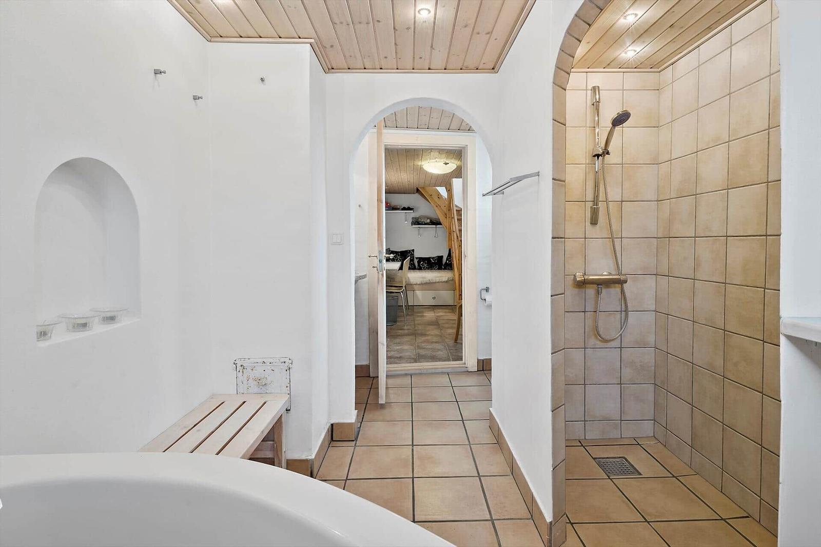 Badezimmer mit Dusche und Badewanne, Blick in Schlafzimmer