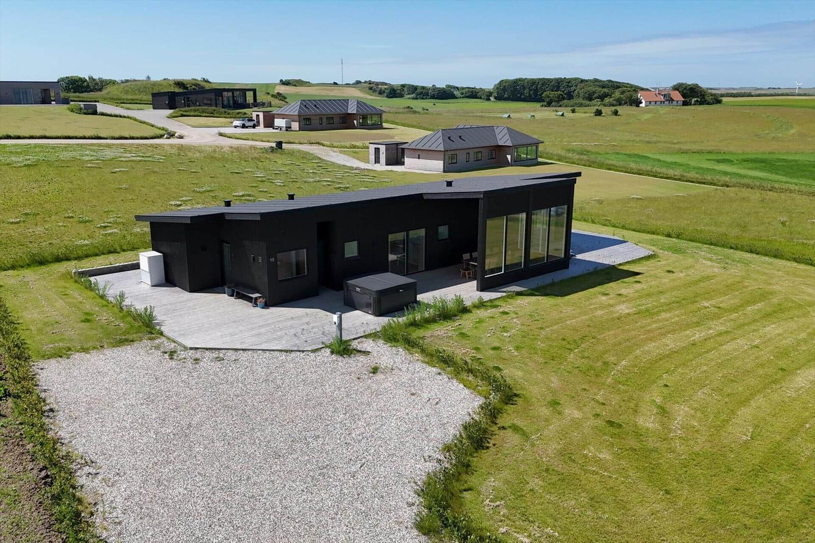 Wohnung mit Küche, drei Schlafzimmern und zwei Bädern. Großer Wohnbereich und Terrasse.