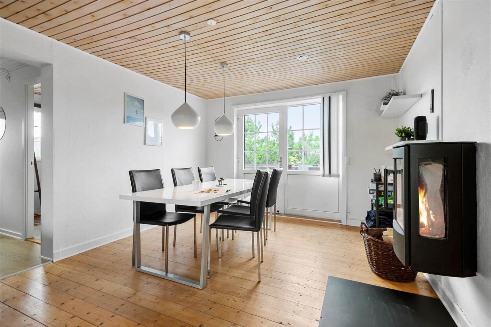 Stueplan zeigt zwei Schlafzimmer, Küche und Bad mit Dusche.