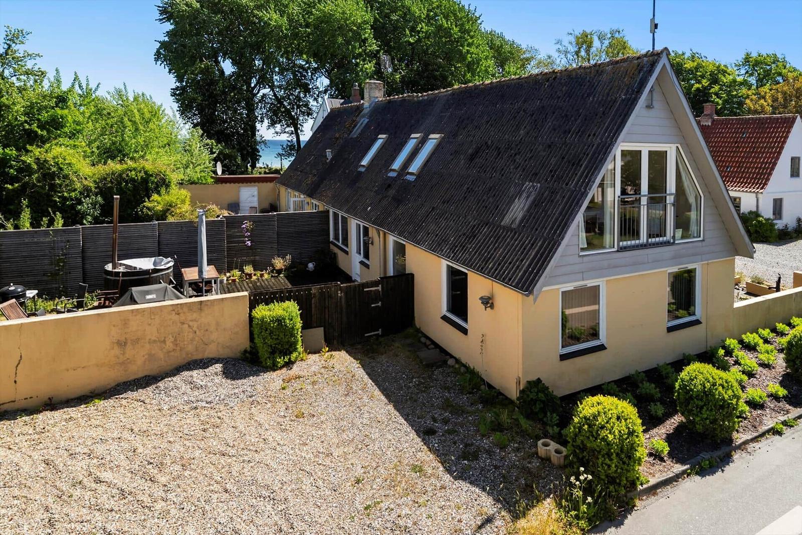 Haus mit Garten und Terrasse, Blick auf das Meer.