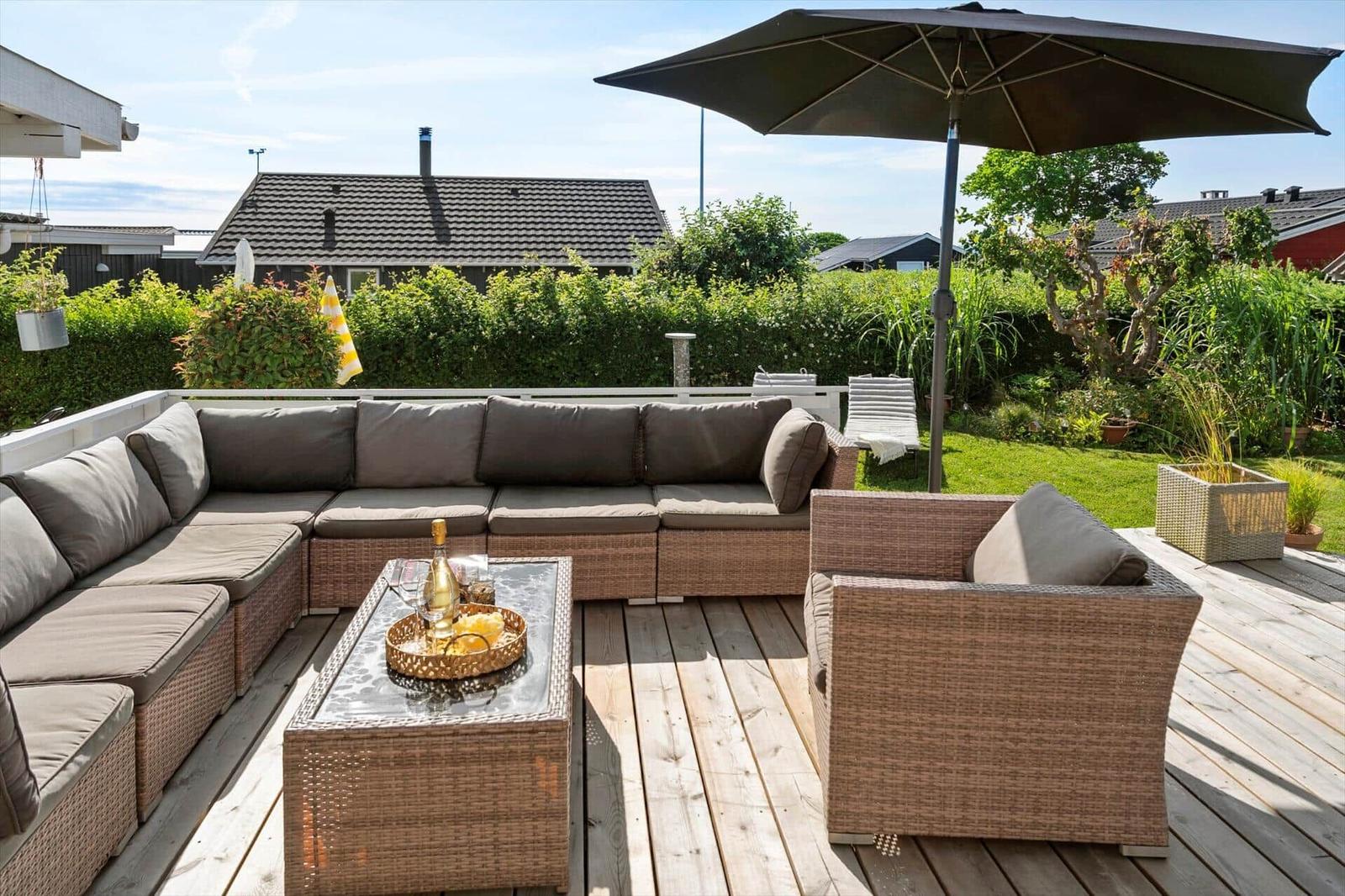 Wohnung mit Küche, Schlafzimmer und Bad. Flur mit Türen zu allen Räumen.