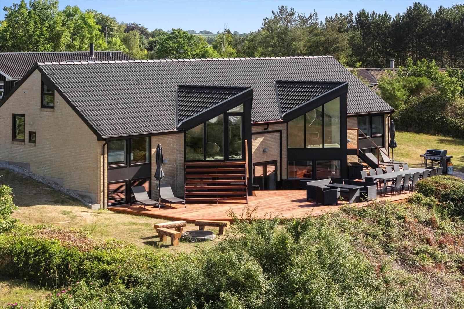 Gebäudegrundriss mit Sauna und zentraler Raumstruktur.