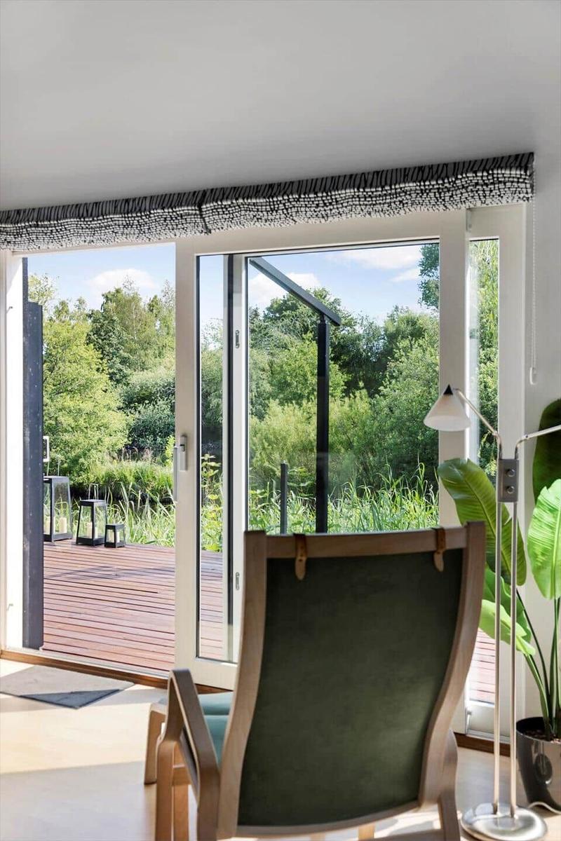 Moderne Küche mit Kücheninsel, weißen Schränken und dunklem Arbeitsplatte.