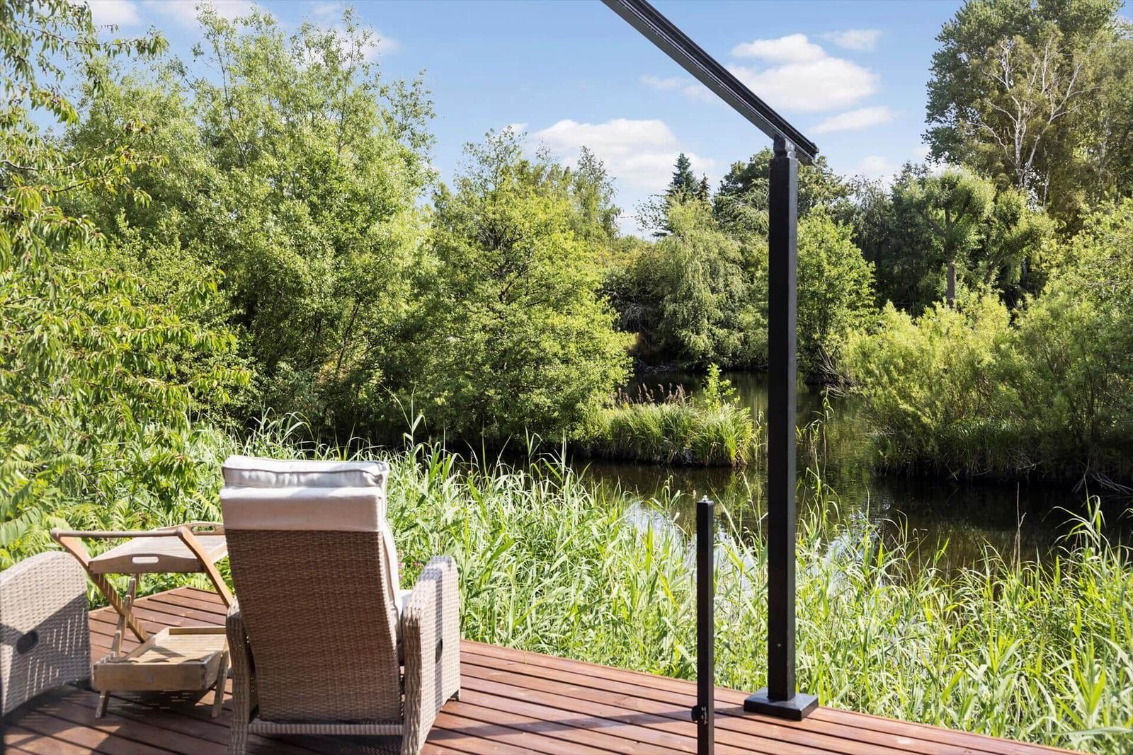 Küche mit Holzinsel und Blick auf Garten