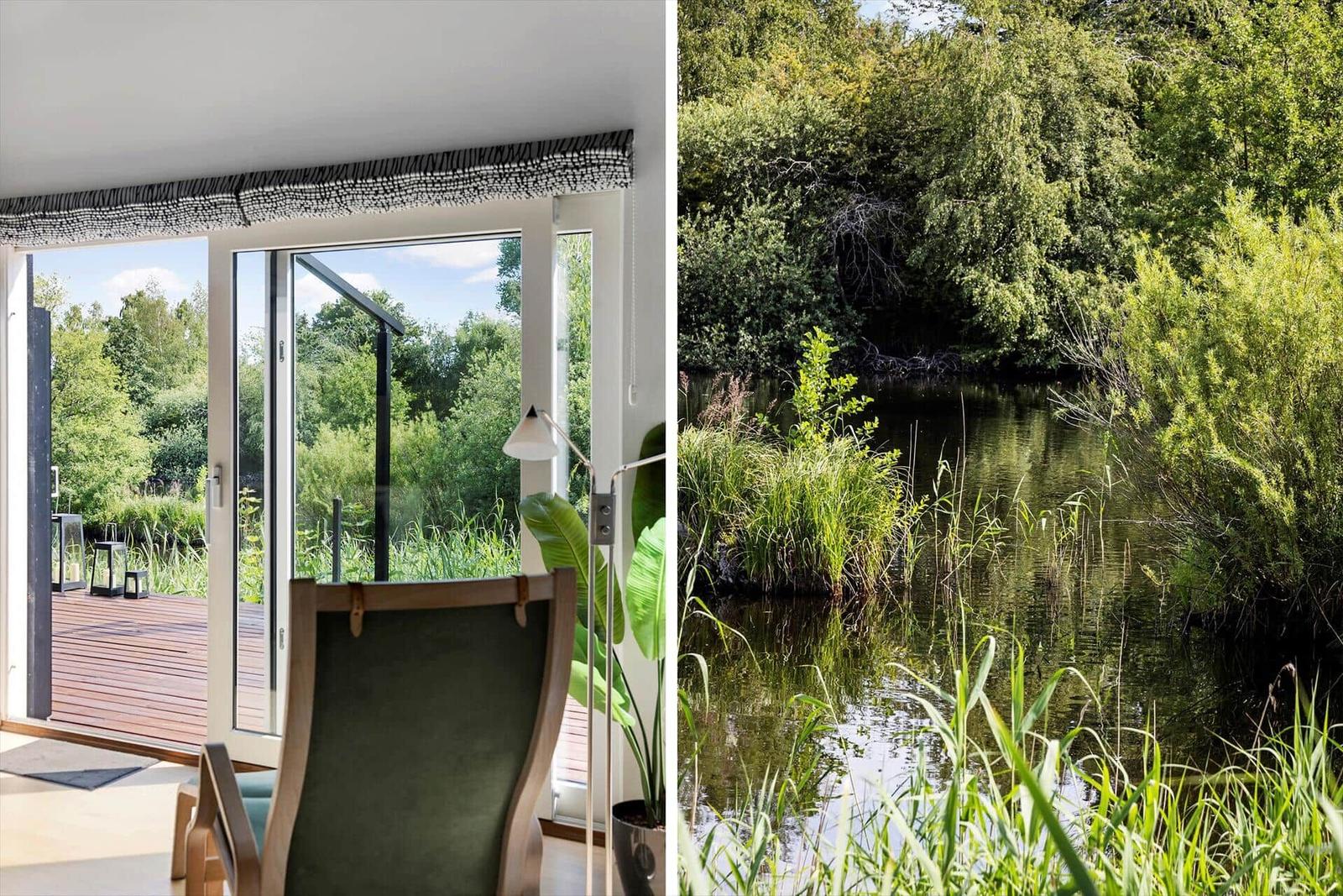 Esszimmer mit runder Tisch, schwarzen Stühlen und großen Fenstern.