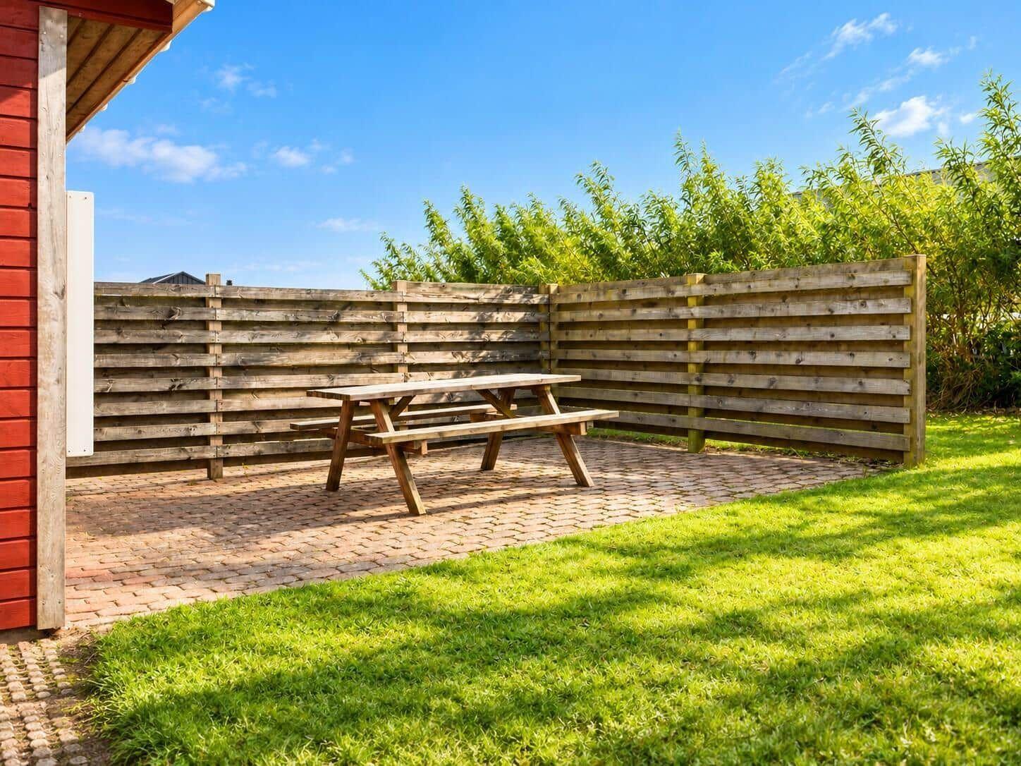 Wohnung mit Küche, Bad, drei Schlafzimmern und Terrasse.