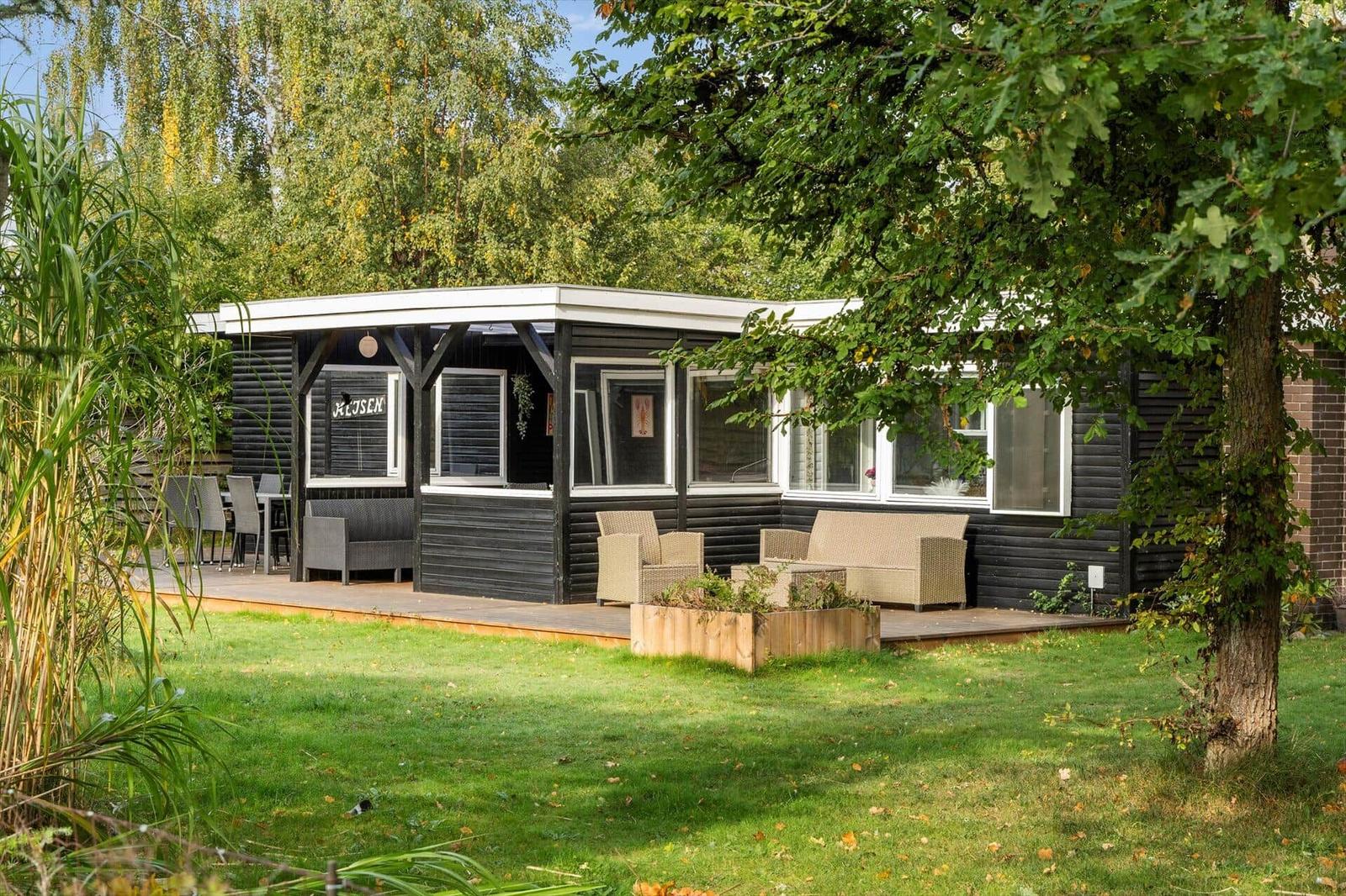 Wohnung mit zwei Schlafzimmern, Küche und Badezimmer.