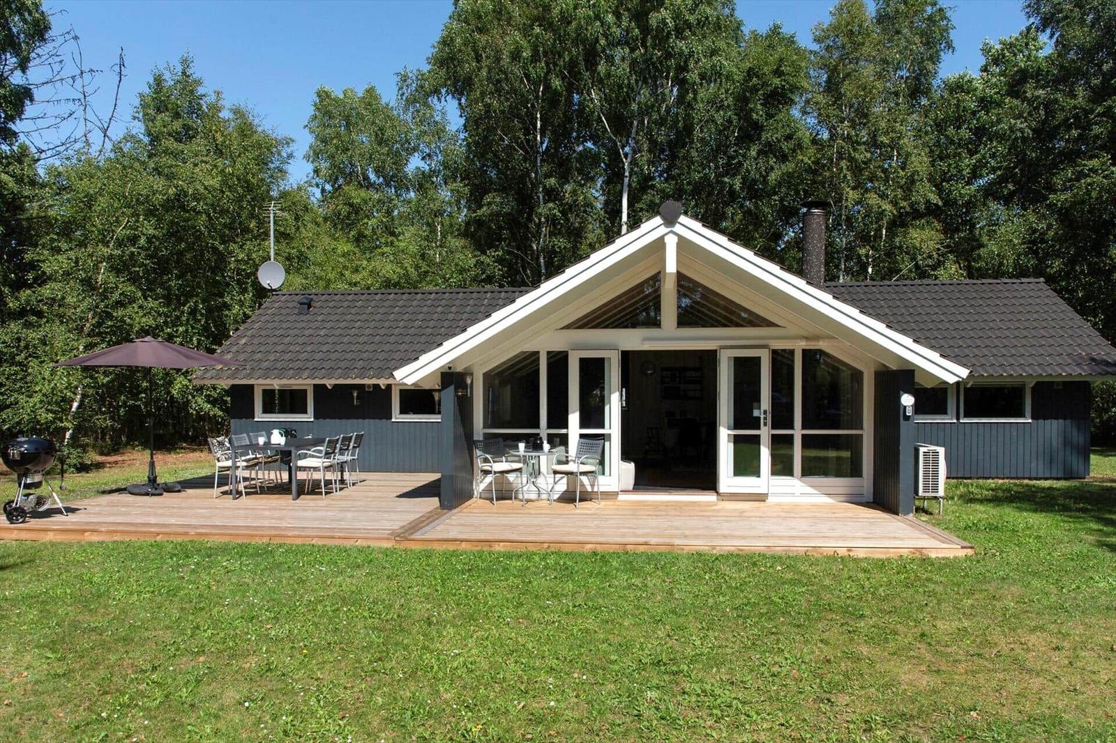 Wohnung mit drei Schlafzimmern, Küche und zwei Bädern. Großer Wohnbereich mit Terrasse.