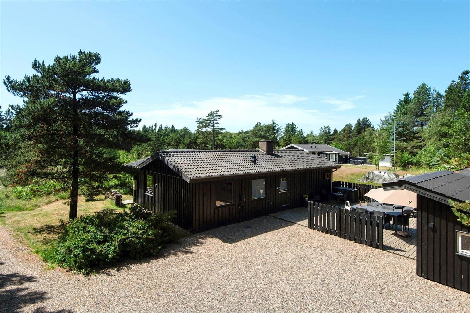 Wohnung mit drei Schlafzimmern, Küche und überdachter Terrasse.