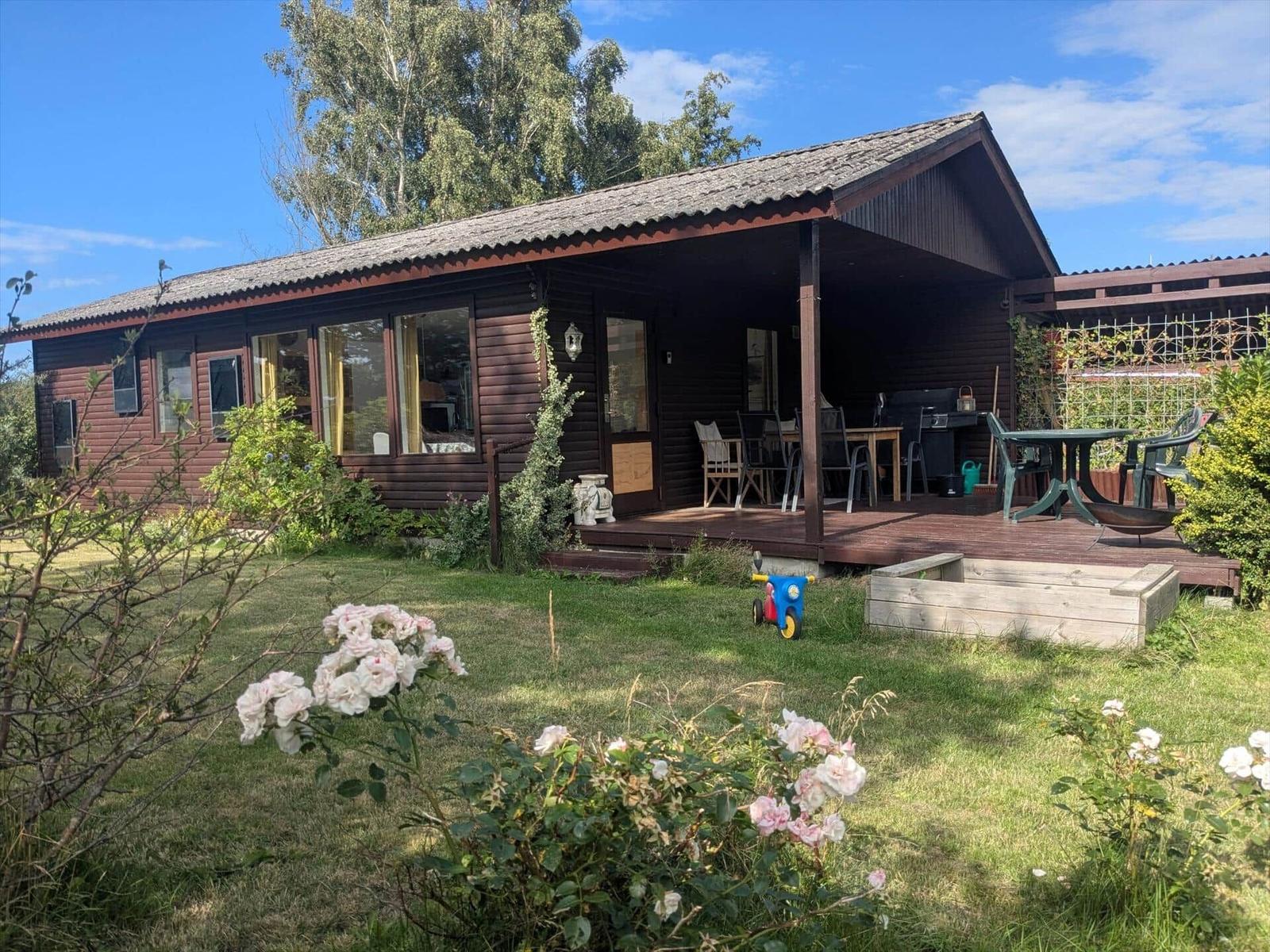 Wohnung mit Küche, Bad, Schlafzimmer und zwei Schuppen.